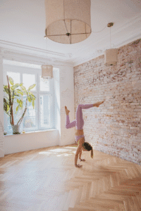 joginka wykonująca handstand